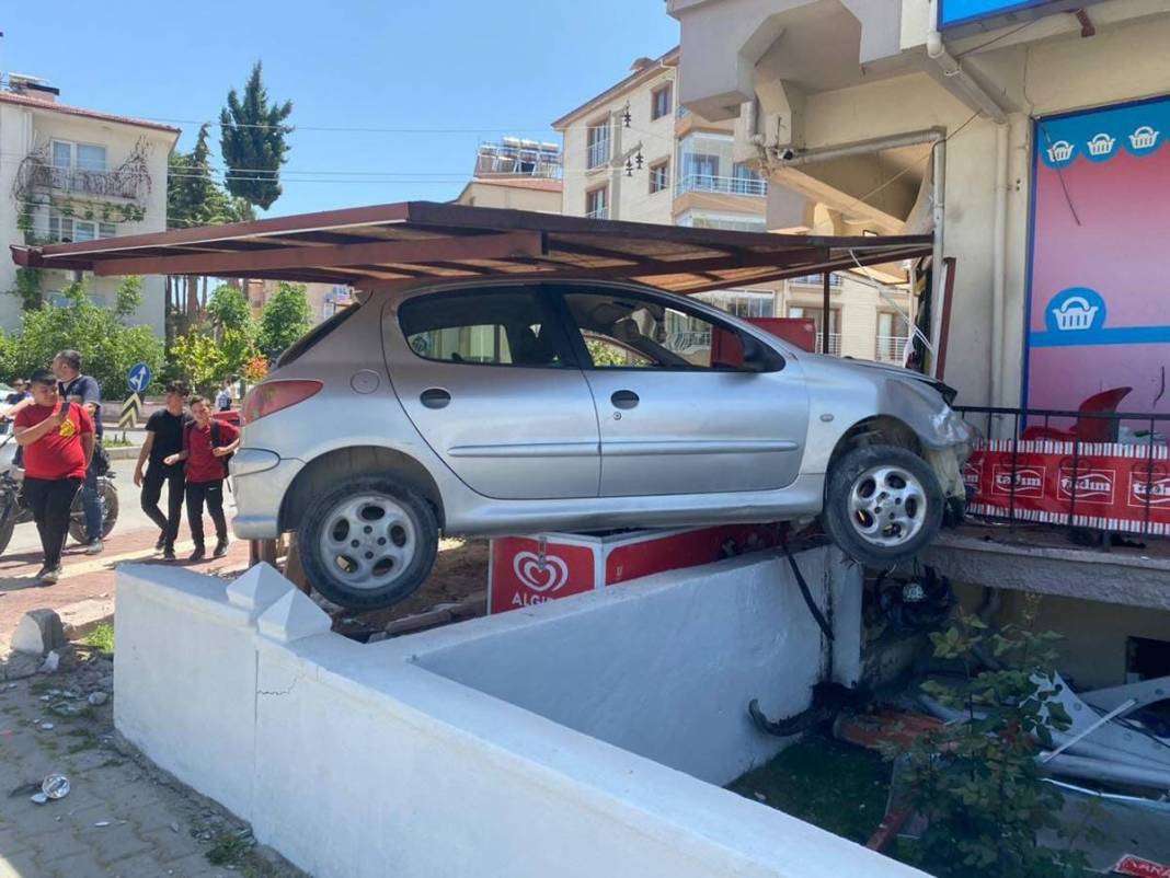 Markete dondurma almaya gidenler şaşkına döndü! Kaza yapan araç, buzdolabının üstüne kondu 11